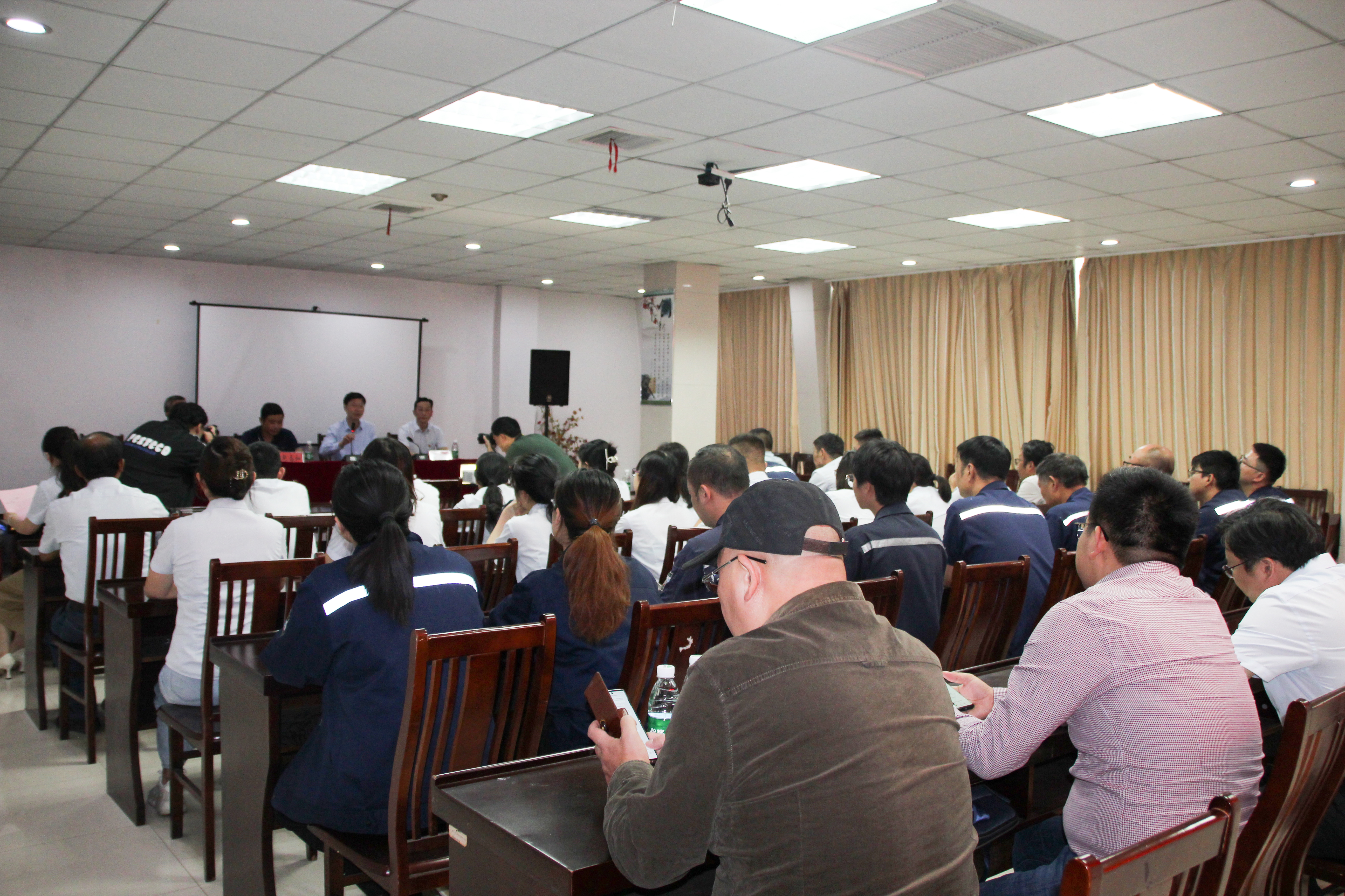 戴南鎮“思政教師進企業，學習黨史鑄匠魂”宣講活動走進星火特鋼集團